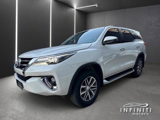 TOYOTA HILUX SW4 2.8 SRX 4X4 7 LUGARES 16V TURBO INTERCOOLER DIESEL 4P AUTOMÁTICO TOYOTA HILUX SW4 2.8 SRX 4X4 7 LUGARES 16V TURBO INTERCOOLER DIESEL 4P AUTOMÁTICO